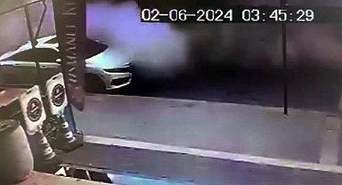 Küçükçekmece'de araçların faciadan saniyelerle kurtulduğu anlar kamerada