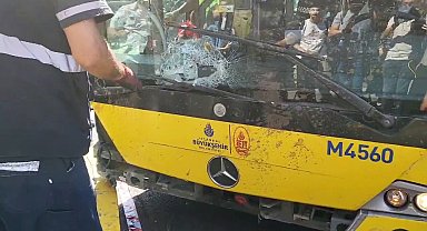 Küçükçekmece'de binanın çökmesi esnasında İETT otobüsü hasar aldı