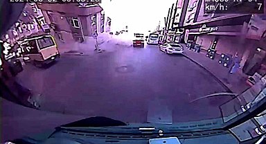 Küçükçekmece'de binanın çöktüğü anlar araç kamerasında