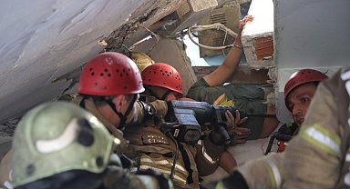 Küçükçekmece'de çöken 3 katlı binanın altında kalan yaralıların kurtarılma çalışmaları kamerada