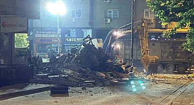 Küçükçekmece'de çöken binanın yanındaki 3 katlı bina kontrollü şekilde yıkıldı