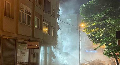Küçükçekmece'de çöken binanın yanındaki 3 katlı bina yıkılıyor