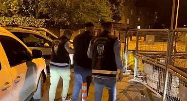 Küçükçekmece'de elinde silahla araç sürüp yoldan geçenleri korkuttu