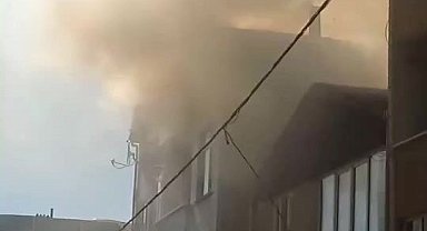 Küçükçekmece'de korkutan yangın: Mangal yaparken çatıyı yaktı