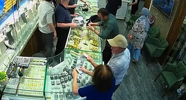 Küçükçekmece'de kuyumcuda külçe altın hırsızlığı kamerada