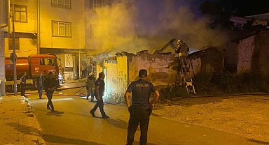 Metruk binada çıkan yangın mahallede paniğe neden oldu