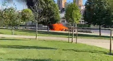 Pendik'te kaza yapan otomobil alev alev yandı