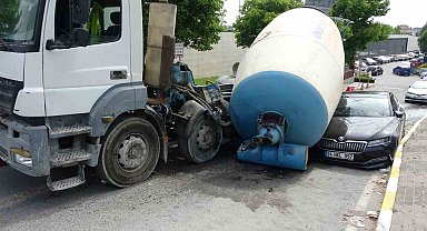 Pendik'te kopan beton mikseri otomobilin üzerine devrildi