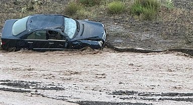 Polatlı'da sele kapılan bir otomobil tarlaya sürüklendi