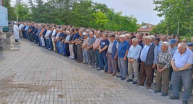 Reklam panosu altında ezilerek ölen kadın son yolculuğuna uğurlandı