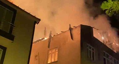 Sancaktepe'de binanın çatısı alev alev yandı