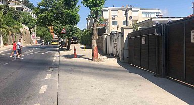 Sarıyer'de ağaca çarpan araç takla attı: Kaza anı kamerada