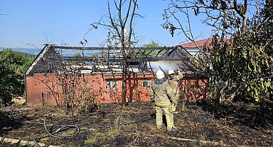 Sarıyer'de gecekondu alev alev yandı: Yaşlı kadını komşusu kurtardı