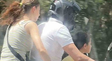 Sarıyer'de motosiklet sürücüsünün ailesiyle beraber tehlikeli yolculuğu kamerada
