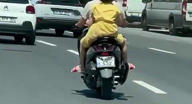 Sarıyer'de motosiklet üzerinde 2 çocukla tehlikeli yolculuk kamerada