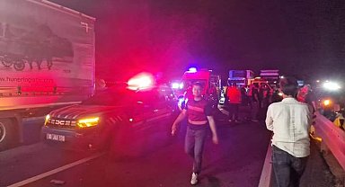 Şereflikoçhisar'da kazaya müdahale eden jandarma aracına minibüs çarptı: 1 ölü, 4 yaralı