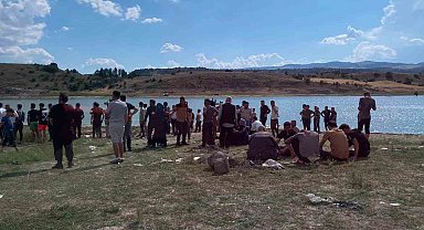 Serinlemek için baraja giren 3 kişi boğularak can verdi