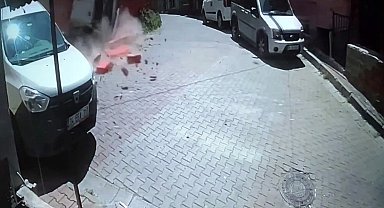 Şişli'de kamyonun balkonu yıkıp devrildiği anlar kamerada: Ortalığı savaş alanına çevirdi