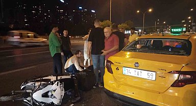 Taksiye arkadan çarpan motosiklet sürücüsü yaralandı