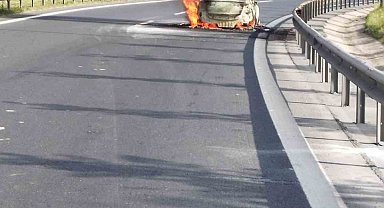 TEM Otoyolu'nda seyir halindeki otomobil alev alev yandı