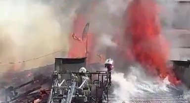 Tuzla'da çatıların alev alev yandığı anlar kamerada