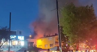 Tuzla'da iki katlı binanın çatısı alev alev yandı