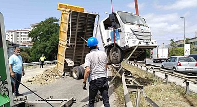 Ümraniye'de hafriyat yüklü kamyon refüje çıktı