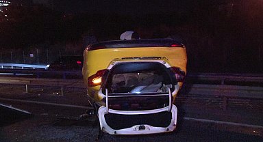 Ümraniye'de yolcu taşıyan ticari taksi takla attı: 1 yaralı