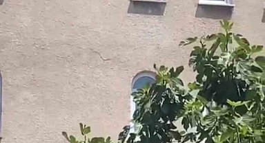 Ümraniye'de yoldan geçenlere küfür eden yarı çıplak şahıs kamerada