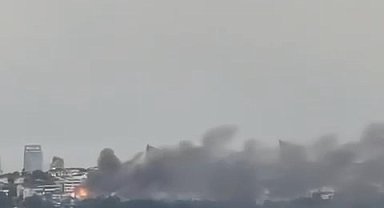 Üsküdar'da ahşap bina alev alev yandı