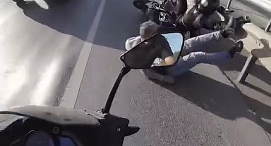 Üsküdar'da akan trafikte karşıya geçmek istedi, motosiklet çarptı