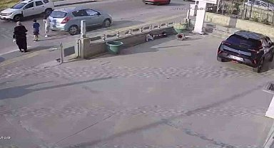 Aniden yola atlayan çocuğa otomobilin çarptığı an kamerada