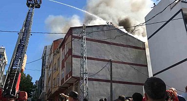 Arnavutköy'de bina çatısı alev aldı, vatandaşlar çatılardan hortumlarla söndürmeye çalıştı