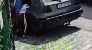 Arnavutköy'de oyun oynayan iki çocuk otomobili yaktı: O anlar kamerada
