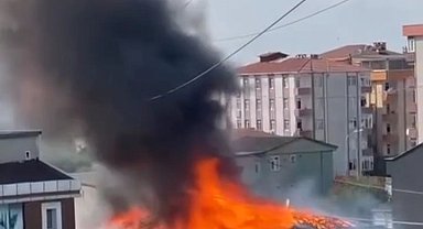 Ataşehir'de bir evin çatısı alev alev yandı