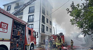 Avcılar'da hurdacıda korkutan yangın, patlayan bidonlar binanın çatısına uçtu
