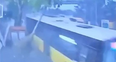 Avcılar'da İETT otobüsü, park halindeki araçlara böyle çarptı, ortalık savaş alanına döndü