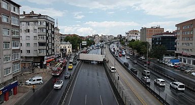 Avcılar'da tır yoldan çıktı: E5 Karayolu trafiğe kapatıldı
