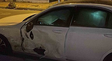 Bakırköy'de iki araç çarpıştı, 3 kişi yaralandı