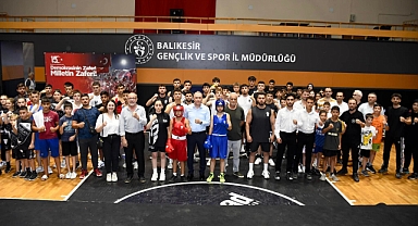 Balıkesir'de 15 Temmuz Şehitleri Anma Boks Turnuvası Sürüyor