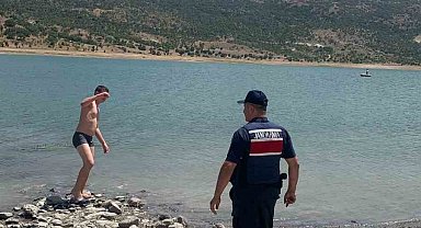 Barajda yüzen 5 kişiye ceza