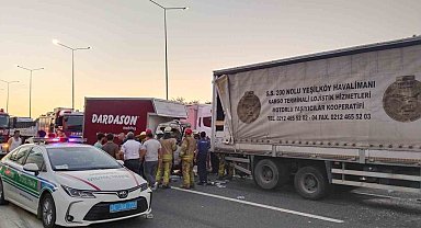 Beykoz Kuzey Marmara Otoyolu'nda 2 tır ile 1 kamyonet birbirine girdi: 3 yaralı
