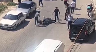 Beylikdüzü'nde öfkeli sürücü kaza sonrası yerde motosikleti tekmeledi