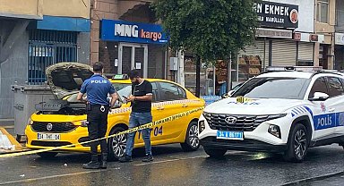 Beyoğlu'nda bir şahıs caddede rastgele ateş açtı, kurşunlar bir ticari taksiye isabet etti