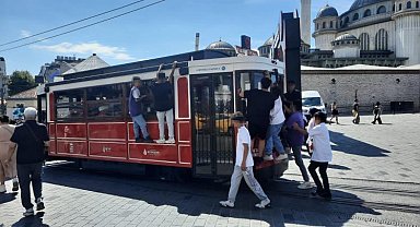 Beyoğlu'nda nostaljik tramvaydaki tehlikeli yolculuk kamerada
