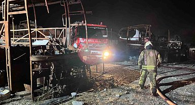 Büyükçekmece'de hurda otobüslerin bulunduğu alanda yangın