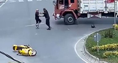 Büyükçekmece'de kazadan sorumlu tuttuğu kamyon şoförünün kafasına kaskıyla vurdu