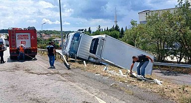 Büyükçekmece'de yağmur nedeniyle kayganlaşan yolda kamyon devrildi: 1 yaralı
