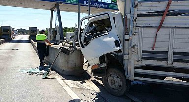 Çekmeköy gişelerde kamyonet beton bariyere daldı: 3 yaralı
