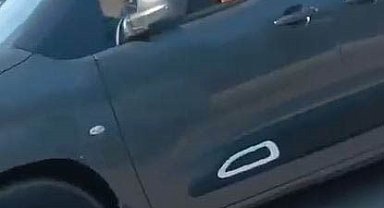 Dedesinin aracını kaçırarak trafiğe çıkan çocuk, polise yakalandı